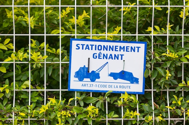 Francuski znak ostrzegawczy parkowania na ogrodzeniu