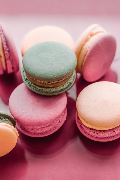 Francuskie makaroniki na pastelowym różowym tle paryska szykowna kawiarnia deser słodkie jedzenie i ciasto makaronik dla luksusowych wyrobów cukierniczych marki wakacje tło projekt