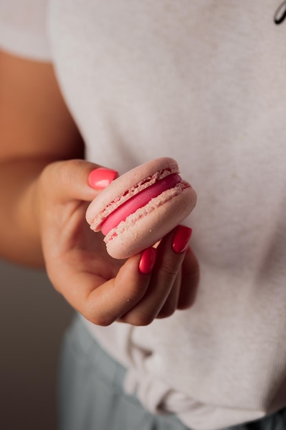 Francuskie Makaroniki W Kobiecych Rękach