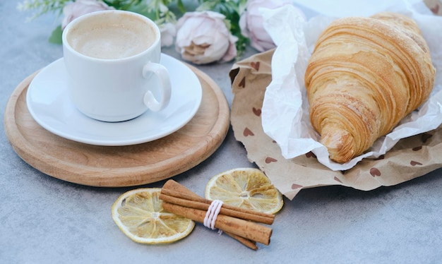 Francuskie śniadanie Z Rogalikami I Kawą Na Drewnianym Tle