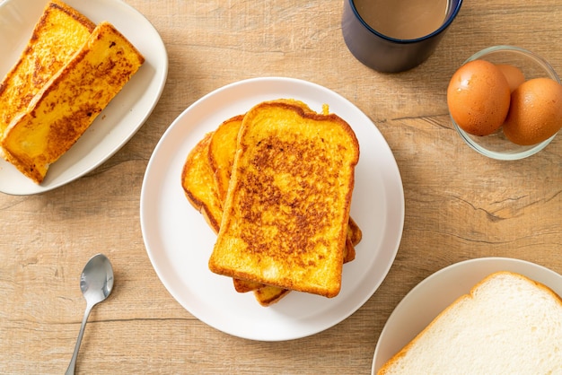 francuskie tosty na białym talerzu na śniadanie?