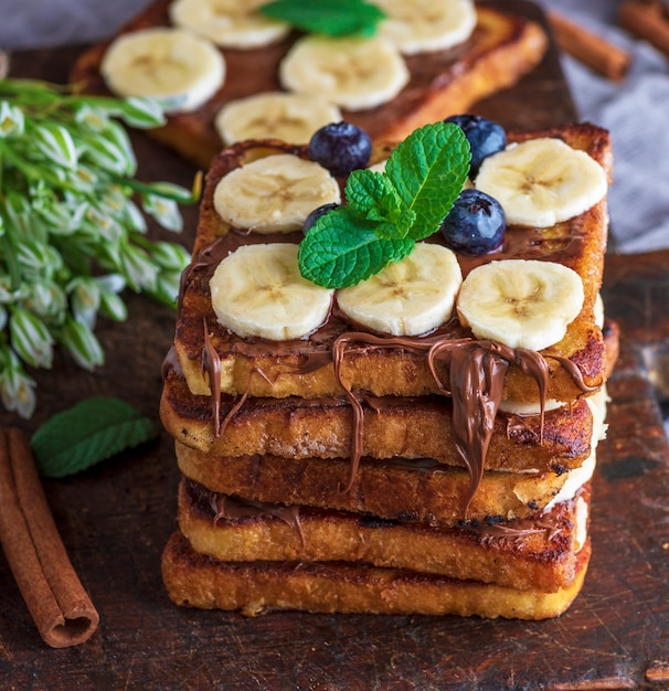 Francuskie tosty smażone z kawałkami bananów