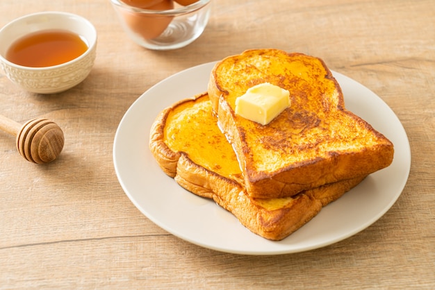 Francuskie tosty z masłem i miodem na śniadanie