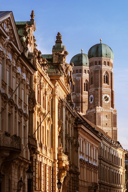 Frauenkirche katedra monachijska w Niemczech z dwoma wysokimi wieżami