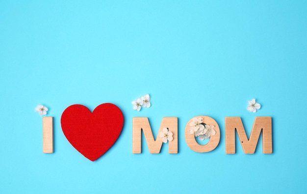 Fraza I LOVE MOM wykonana z liter i czerwonego serca na kolorowym tle Happy Mother's Day
