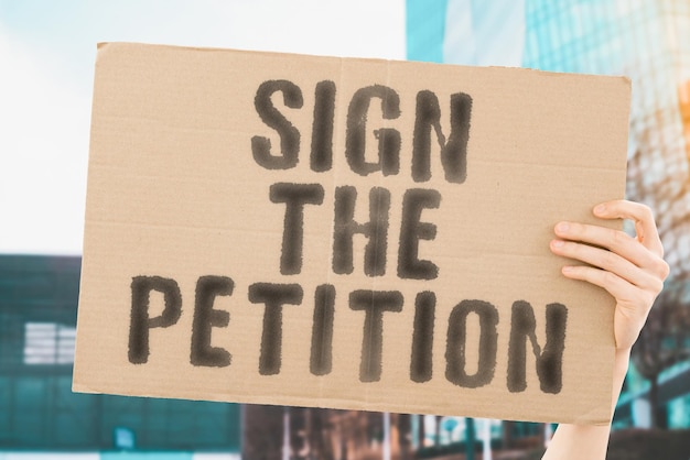 Fraza Podpisz Petycję Na Banerze W Rękach Mężczyzn Z Rozmytym Tłem Pomoc Przy Zatwierdzaniu Kliknij Urząd Postępowanie W Cyberprzestrzeni Decyzja Wybory Dołącz Do Internetu Pomoc Oficjalna Pomoc