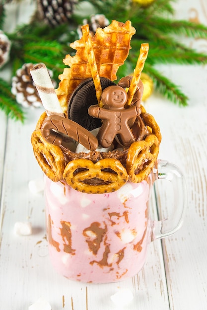 Freakshake z różowego smoothie, śmietany. Monstershake z czekoladowym mężczyzną