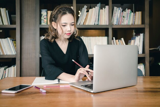Freelancer Kobieta pracująca online w swoim domu