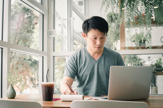 Freelancer mężczyzna pracuje online przy jego domem.