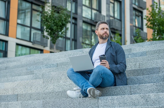 Freelancer z komputerem poza reklamą zdjęcie freelancera z komputerem