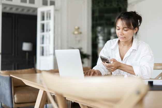 Freelancerka pracuje w biurze online, wykonując projekt na stronie internetowej Programista