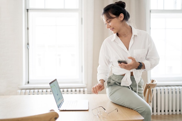 Freelancerka pracuje w biurze online, wykonując projekt na stronie internetowej