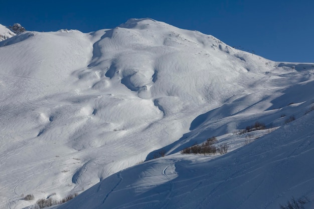 Freeride na górze Tetnuldi i wyciągu ośrodka narciarskiego w pobliżu ośnieżonych gór Kaukazu