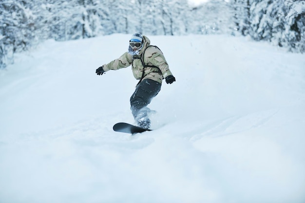 freestyle'owy snowboardzista skacze i jeździ