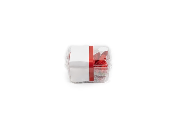 Fresh Asia Strawberry są ułożone w plastikowym pudełku premium z folią bąbelkową wewnątrz na białym tle Ścieżka przycinająca