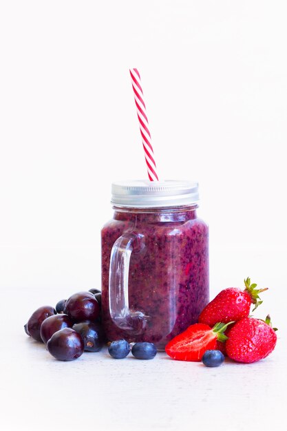 Fresh Smoothy Berry Drink W Szklanych Słoikach Z Dodatkami