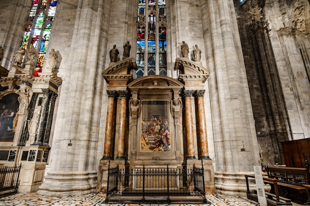 Fresk między kolumnami pod witrażem w duomo mediolan włochy