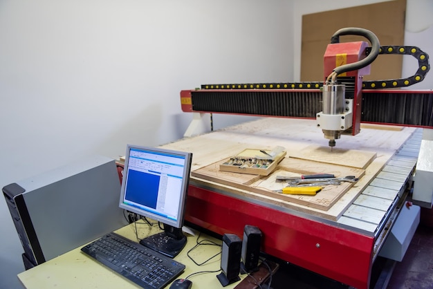 frezowanie drewna na nowoczesnej automatycznej maszynie do obróbki drewna z CNC. produkcja mebli.