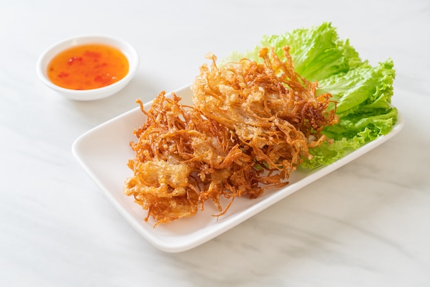 Fried Enoki Mushroom lub Golden Needle Mushroom - kuchnia wegańska i wegetariańska