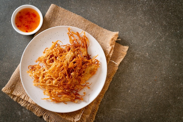 Fried Enoki Mushroom lub Golden Needle Mushroom - kuchnia wegańska i wegetariańska