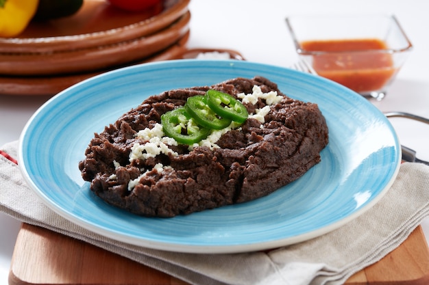 Frijoles negros refritos comida tipica mexicana