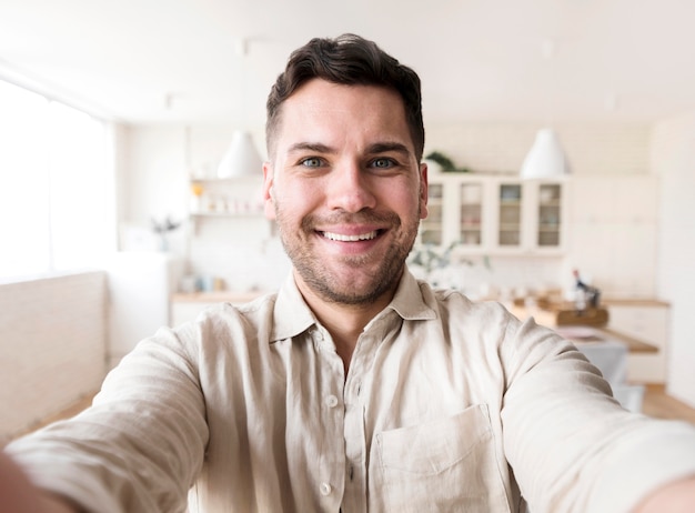 Frontowego widoku smiley mężczyzna bierze selfie