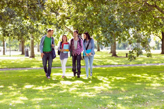 Froup studentów college&#39;u spaceru w parku