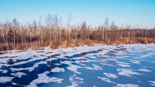 Frozen winter lake ice Piękny jasny niebieski lód stock photo Selektywna ostrość niewyraźne tło