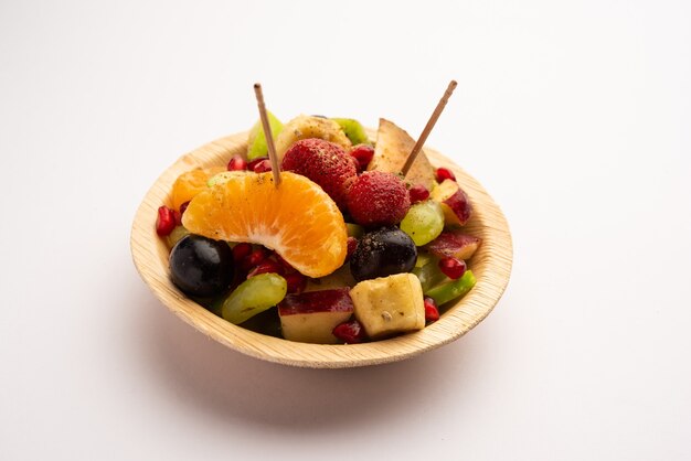 Fruit Chaat To Pikantne Indyjskie Danie Z Połączenia Schłodzonych Soczystych Owoców, Takich Jak Jabłka, Banany, Pomarańcze, Winogrona Z Solą I łagodnymi Przyprawami