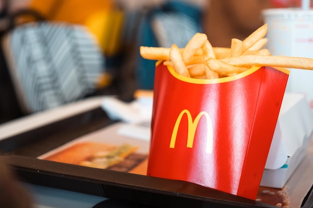 Zdjęcie frytki z czerwonym pudełkiem z logo mcdonald's na tacce i napoju sieci restauracji fast food rosja kaluga 21 marca 2022