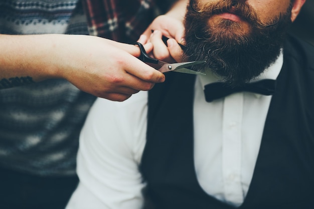 Fryzjer goli brodatego mężczyznę w stylu vintage