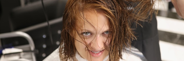 Fryzjer korzystający z suszarki do włosów suchych mokrych po zabiegu kosmetycznym