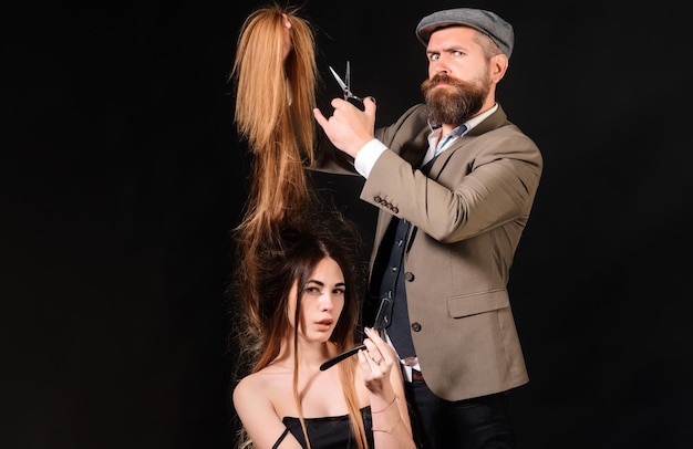 fryzjer nożyczki fryzjer robi fryzurę kobieta z długimi włosami mistrz fryzjer robi fryzurę