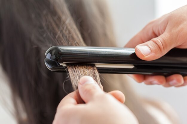 Fryzjer robi fryzurę kobiety
