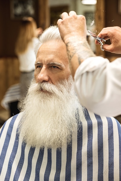 Fryzjer Robi Stylową Fryzurę Przystojnemu Staruszkowi W Salonie Fryzjerskim