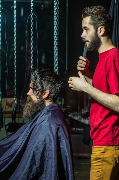 Fryzjer strzyże włosy mężczyźnie