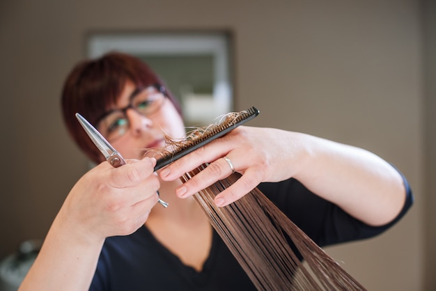 Fryzjer Stylista Robi Zbliżenie Strzyżenie Sprzętu Roboczego