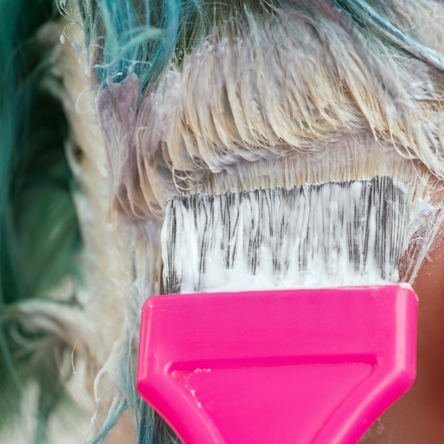 Fryzjer Używający Różowego Pędzla Podczas Nakładania Farby Na Klientkę O Szmaragdowym Kolorze Włosów Podczas