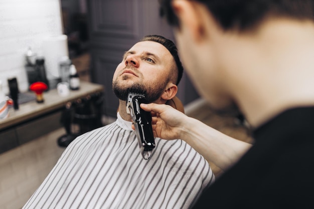 Fryzjerska stylizacja i proces cięcia brody Barbershop dla mężczyzn