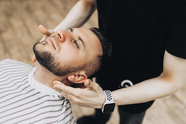 Zdjęcie fryzjerska stylizacja i proces cięcia brody barbershop for men banner