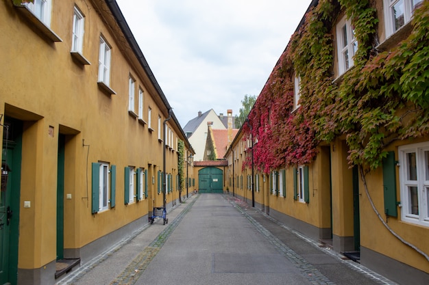 Fuggerei w Augsburgu w Bawarii to najstarszy na świecie nadal działający kompleks mieszkań socjalnych.