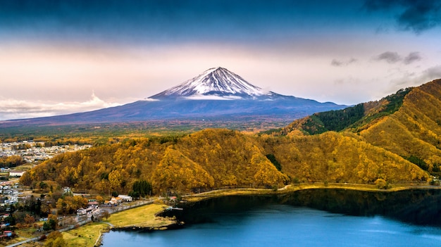 Zdjęcie fuji góra i kawaguchiko jezioro, jesień przyprawia fuji górę przy yamanachi w japonia.