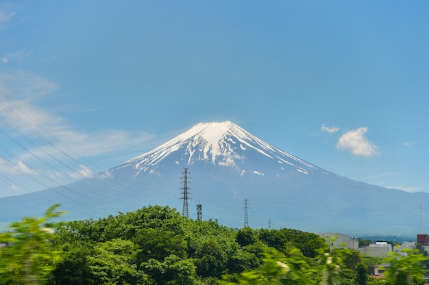 Fuji góra, Japonia, z niebieskim niebem.