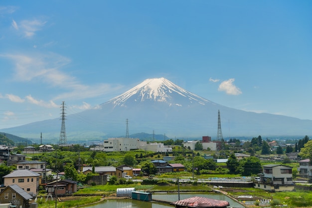 Fuji góra, Japonia, z niebieskim niebem.