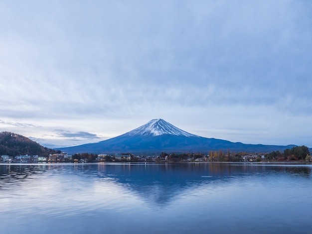 Fuji Góra Z Odbiciem W Wodzie.