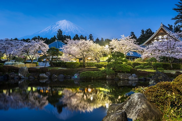 Fujinomiya Shizuoka Japonia z górą Fuji i świątyniami na wiosnę