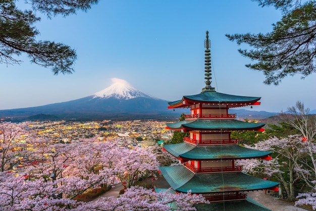 Zdjęcie fujiyoshida japonia w pagodzie chureito i na górze fuji wiosną