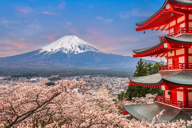 Fujiyoshida Japonia w pagodzie Chureito i na górze Fuji wiosną