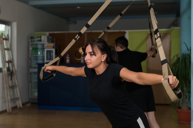 Funkcjonalny trening fitness w siłowni sportowej z treningiem zawieszenia Trx