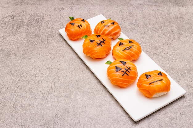 Funny Halloween Sushi Pumpkins Jack o Lantern, Sushi Monsters. Temari sushi, kulki sushi. Zdrowe jedzenie dla dzieci